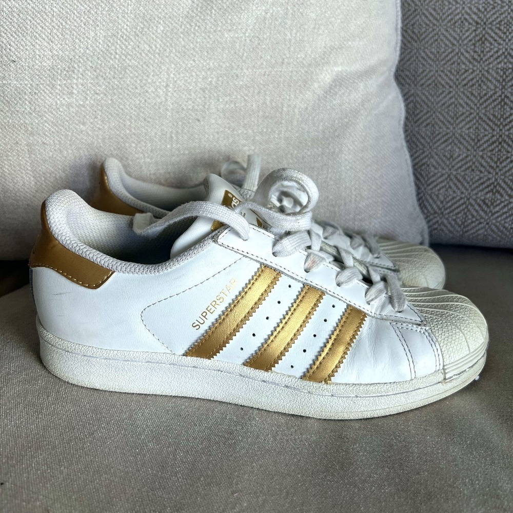 white and gold adidas superstars